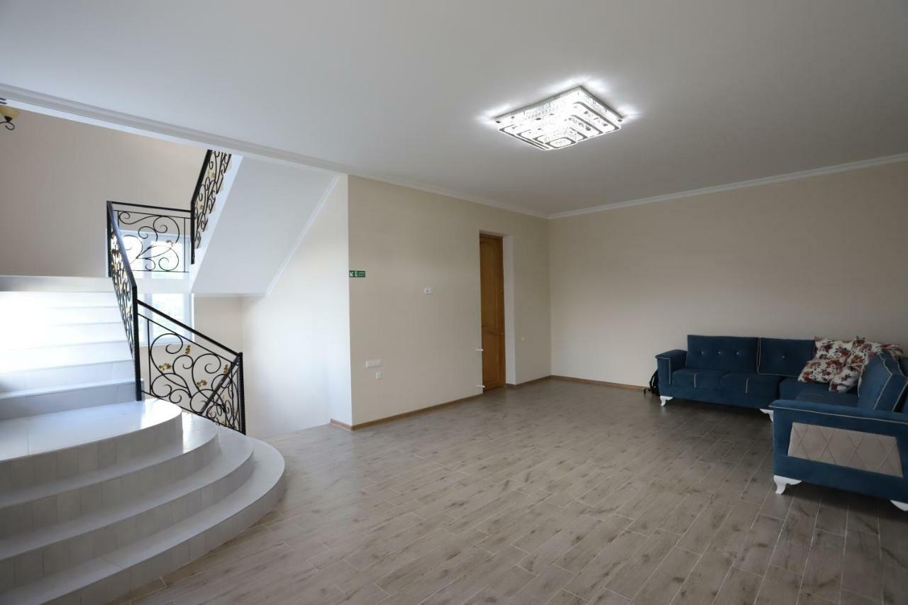 Hotel Hollywood Kutaisi Esterno foto